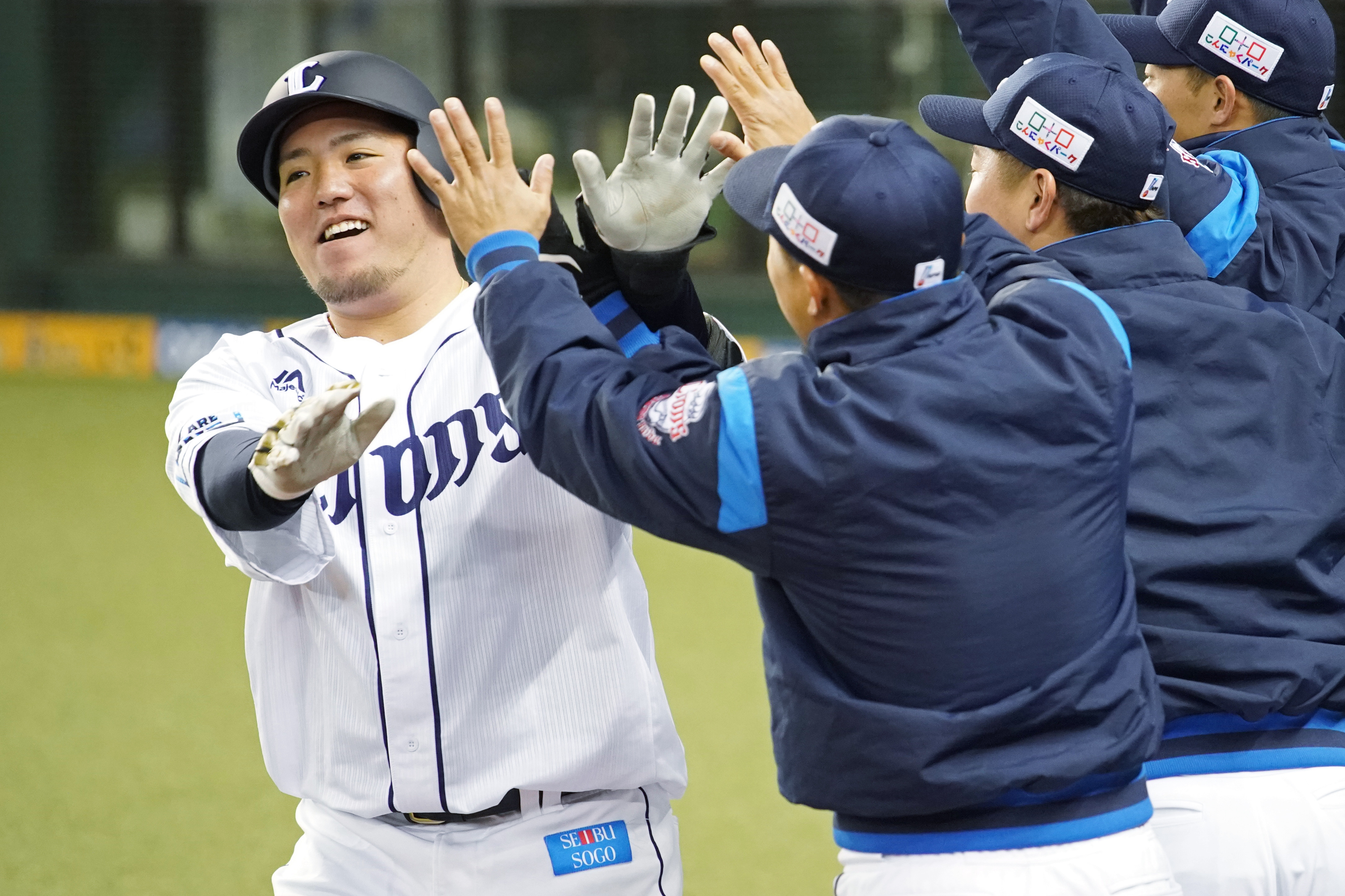 山川穂高のハイタッチ