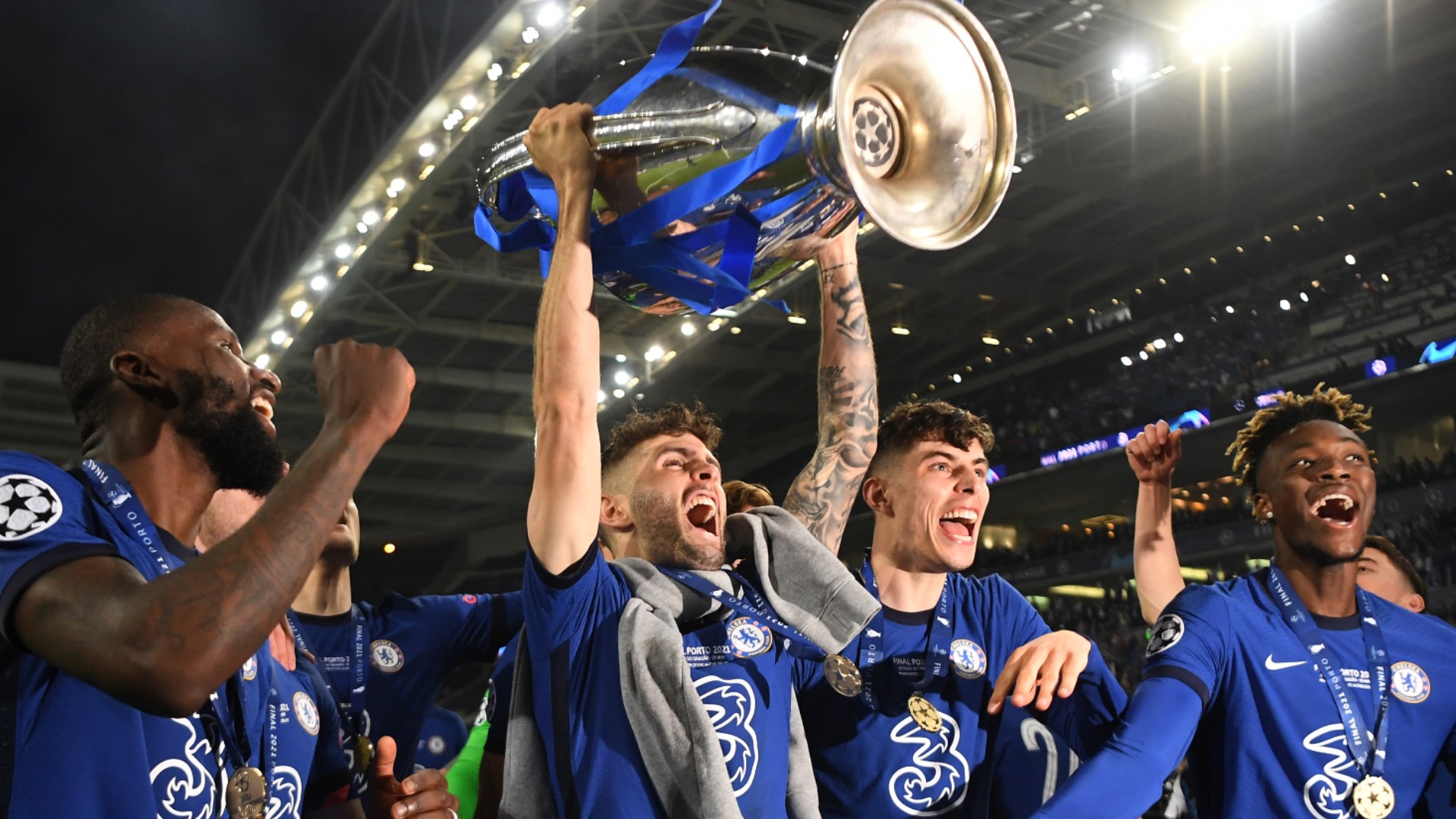 Christian Pulisic - Chelsea trophy hoist