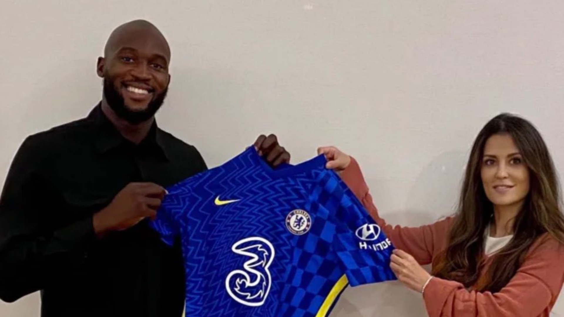 Romelu Lukaku moves to Chelsea.